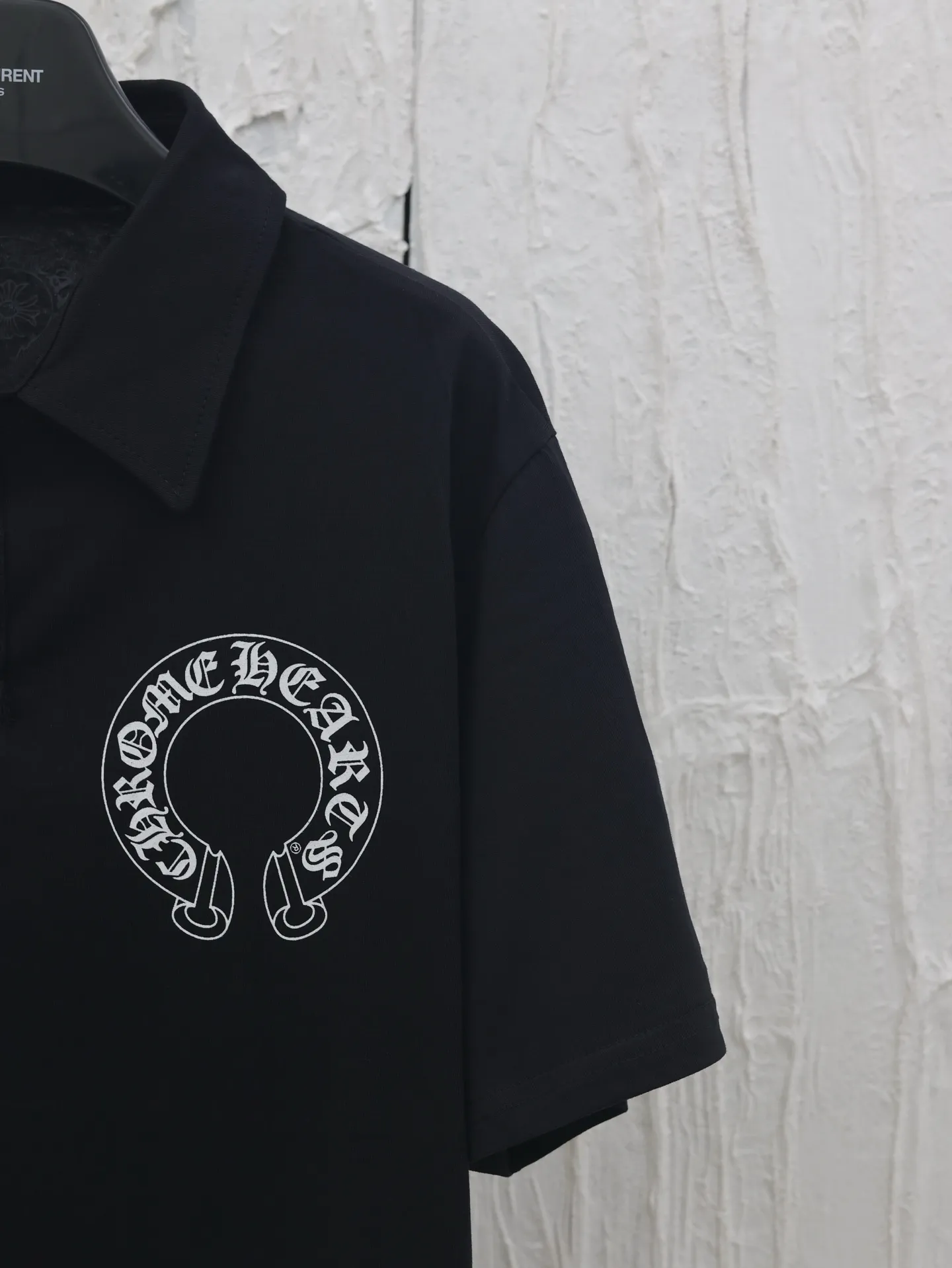 🅿️310 Come Hearts*/Cro Hearts 25SS Sanskrit printed polo shirt. The fabric is made of custom-woven and dyed 220g pure cotton. It has a soft and waxy feel. The upper body is very skin-friendly. Versatile and simple. The neckline and chest are printed with imported ink three-dimensional printing. There is no difference in size and position. Customized silver-plated buttons. Full set of accessories. Size: S/M/L/XL